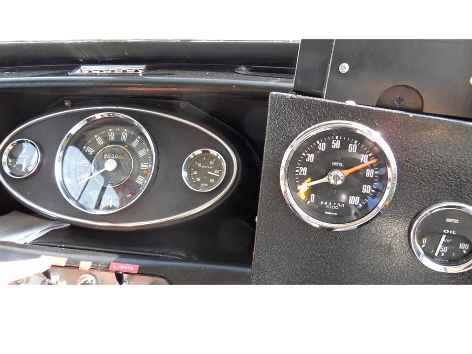 Stuck in traffic at Arnage. Water temp 105, but still ticking over at 1000rpm..jpg